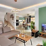 Yesilkoey 2 Bedroom Secluded With Private Pool Hot Tub *