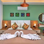Yesilkoey 2 Bedroom Secluded With Private Pool Hot Tub
