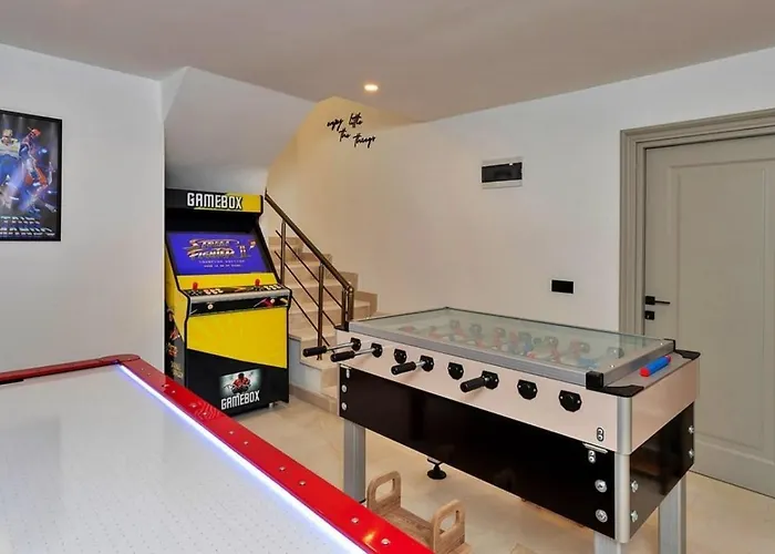 Yesilkoey 2 Bedroom Secluded With Private Pool Hot Tub